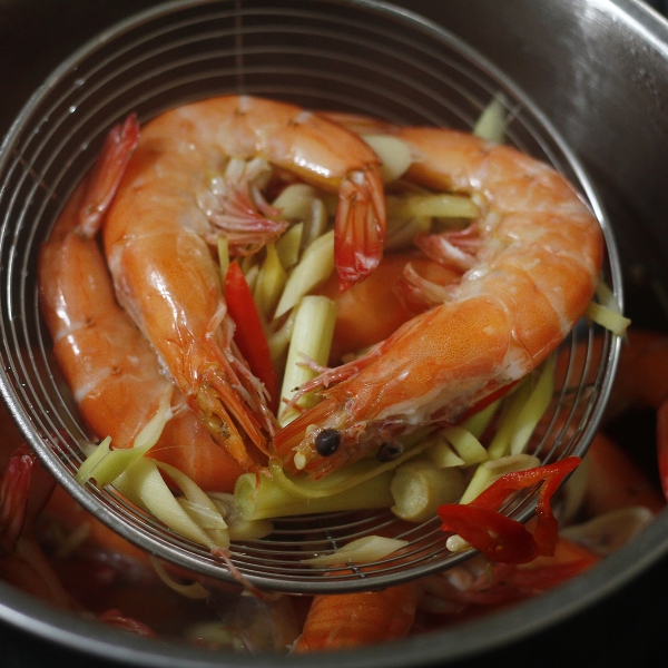 Tôm càng hấp bia